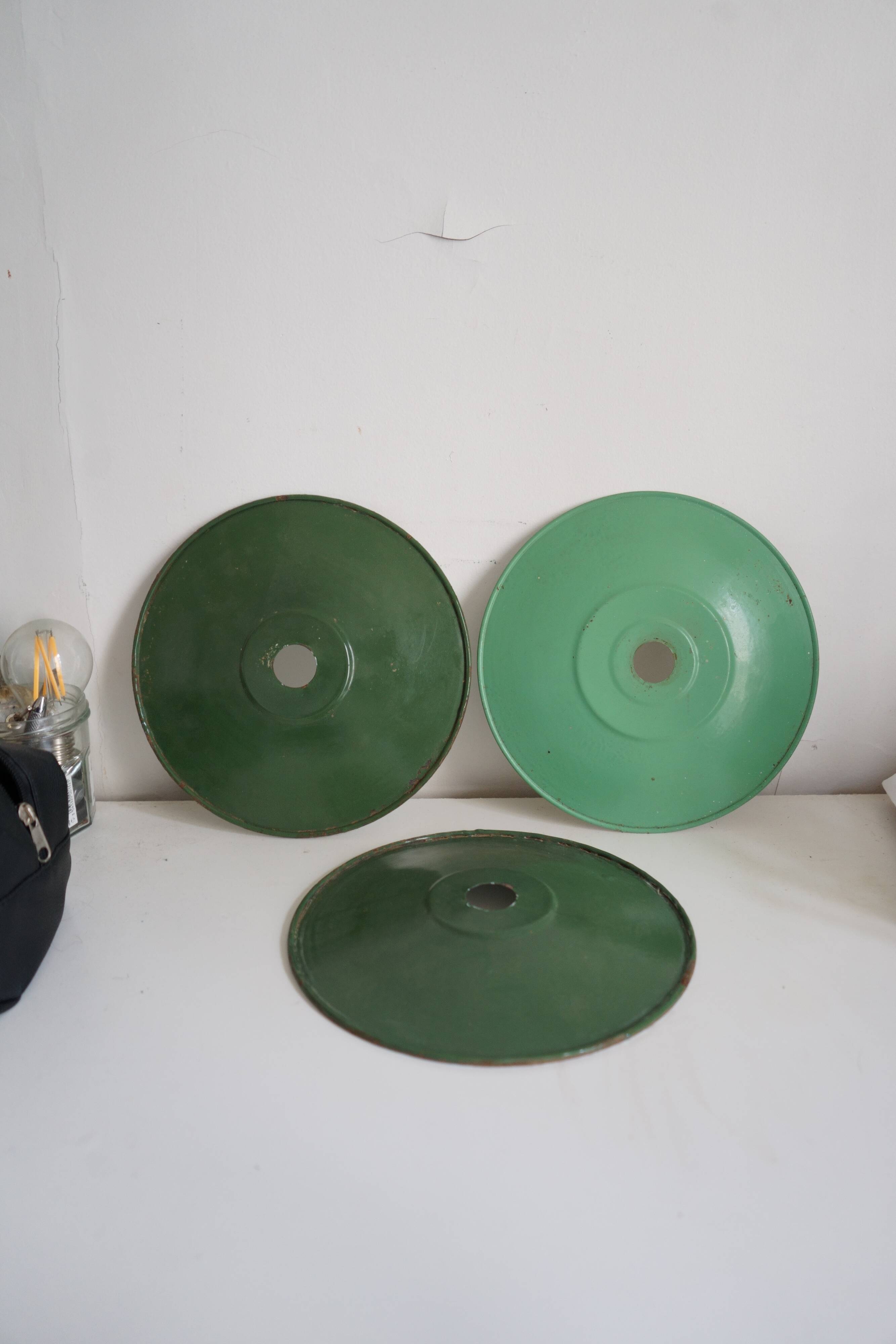 Set of 3 suspensions in old industrial green enameled sheet metal