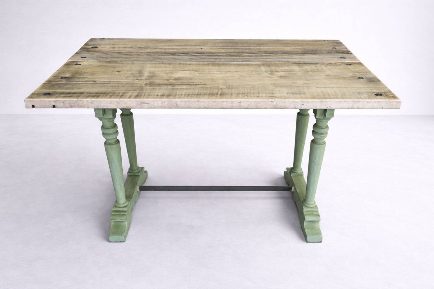 Table ancienne de métier en bois patiné, piètement vert – 105 cm