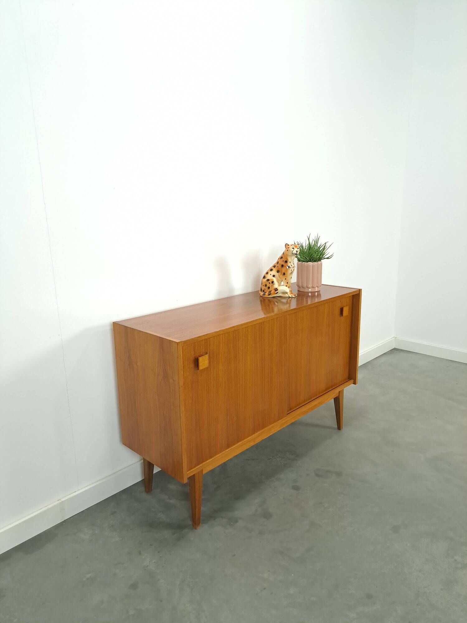 Dressoir vintage plus raffiné avec vierkante grepen et schuine poten