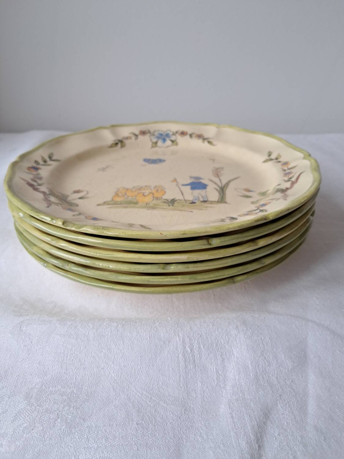 6 dinner plates with Moustiers de Longchamp decor. 1985