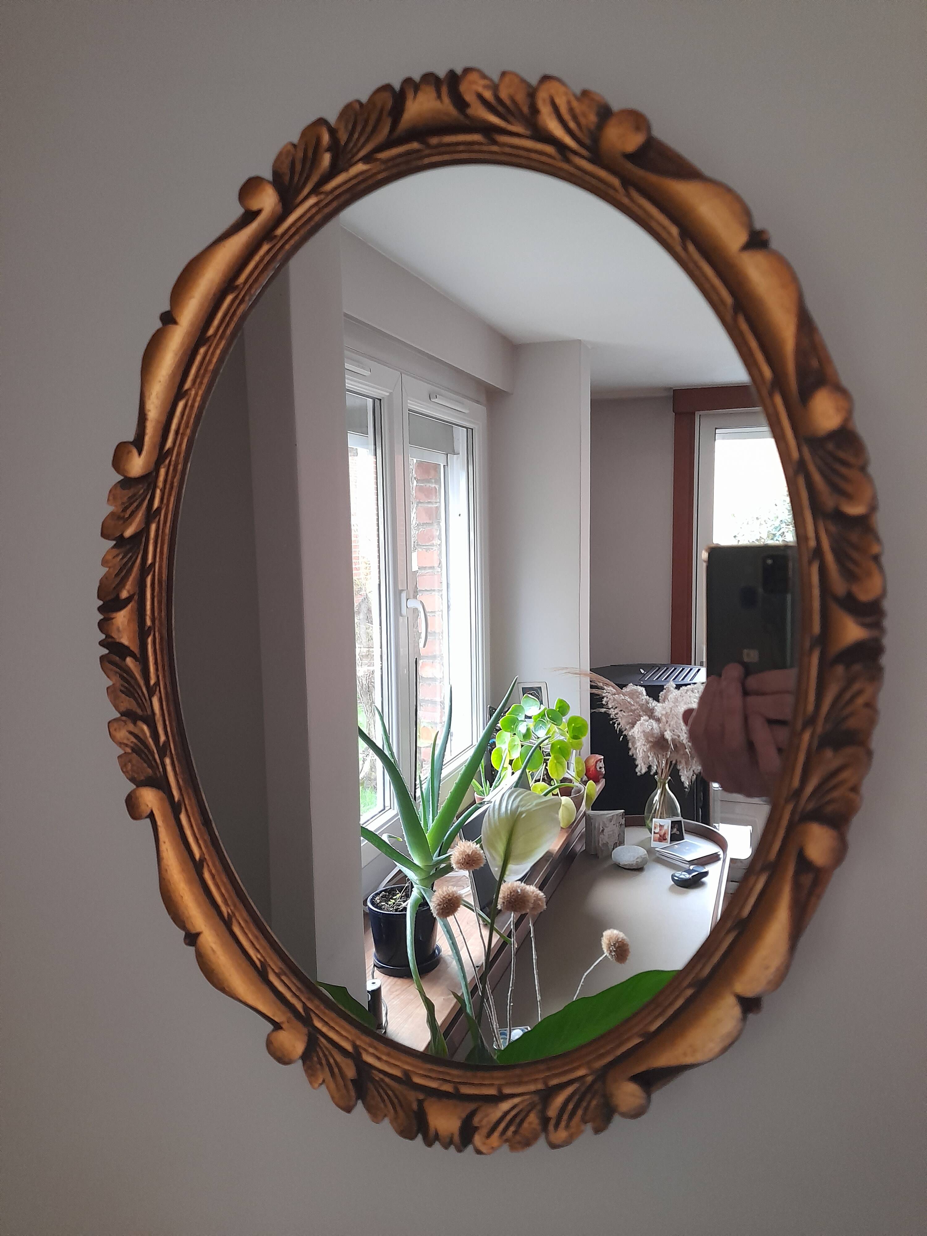 Oval wall mirror in gilded wood
