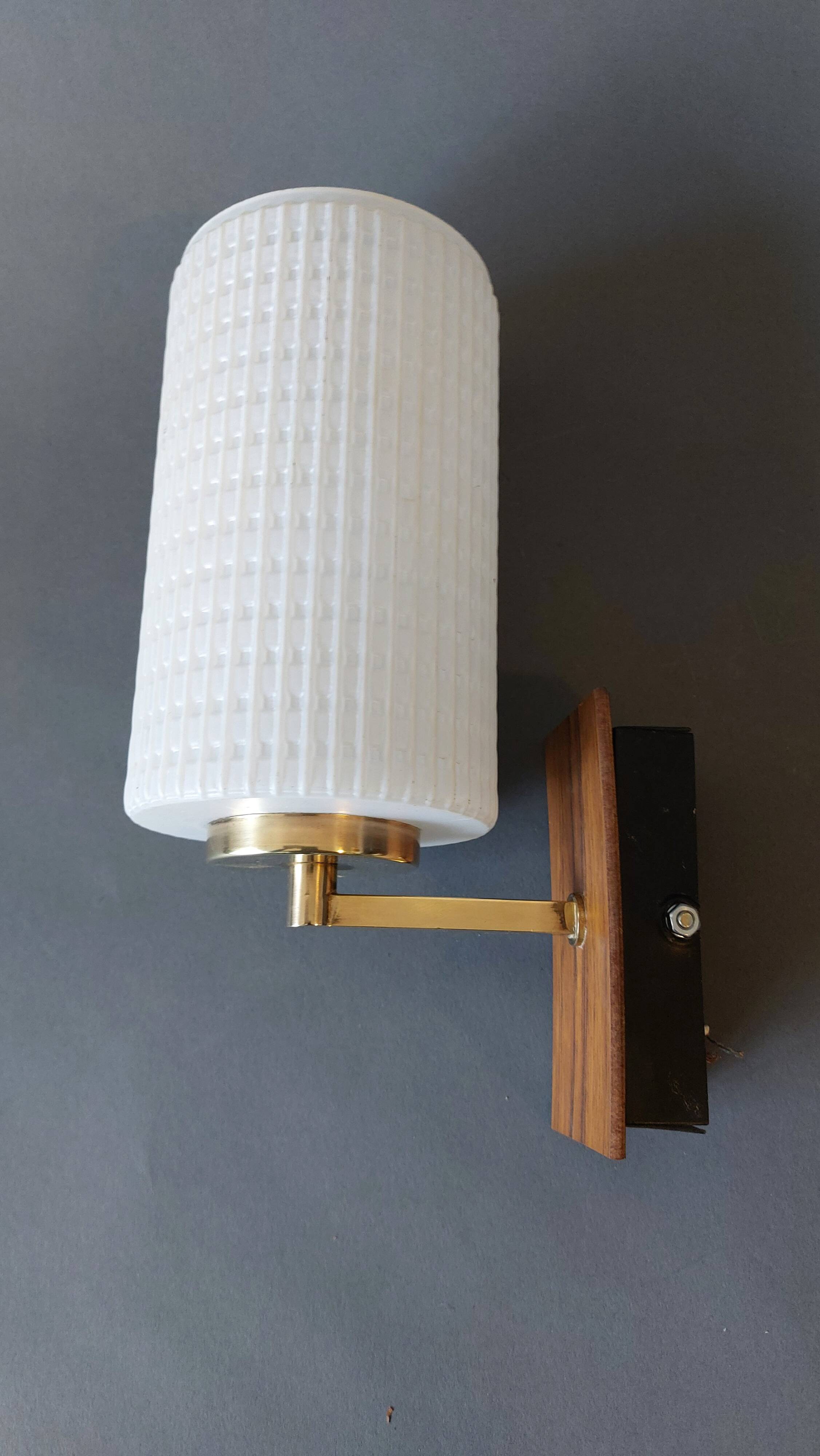 1960 wall light in gilded brass and rosewood.
