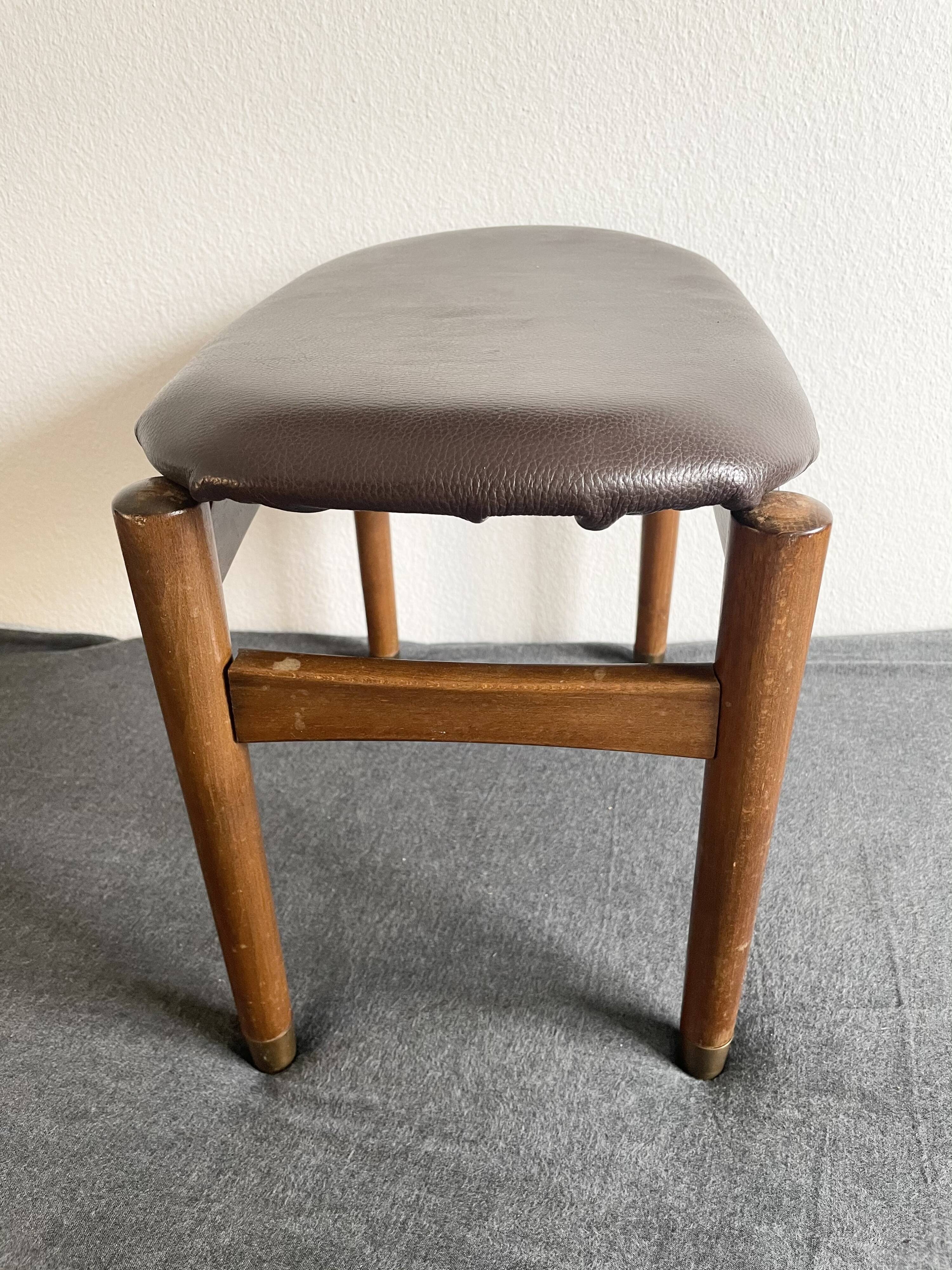 Stool in wood & leather 50/60