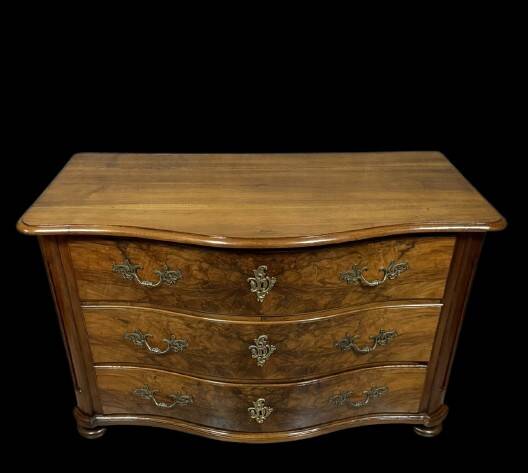Commode galbée époque Louis XIV - Louis XV en ronce de noyer et bronzes dor