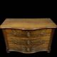 Commode galbée époque Louis XIV - Louis XV en ronce de noyer et bronzes dor
