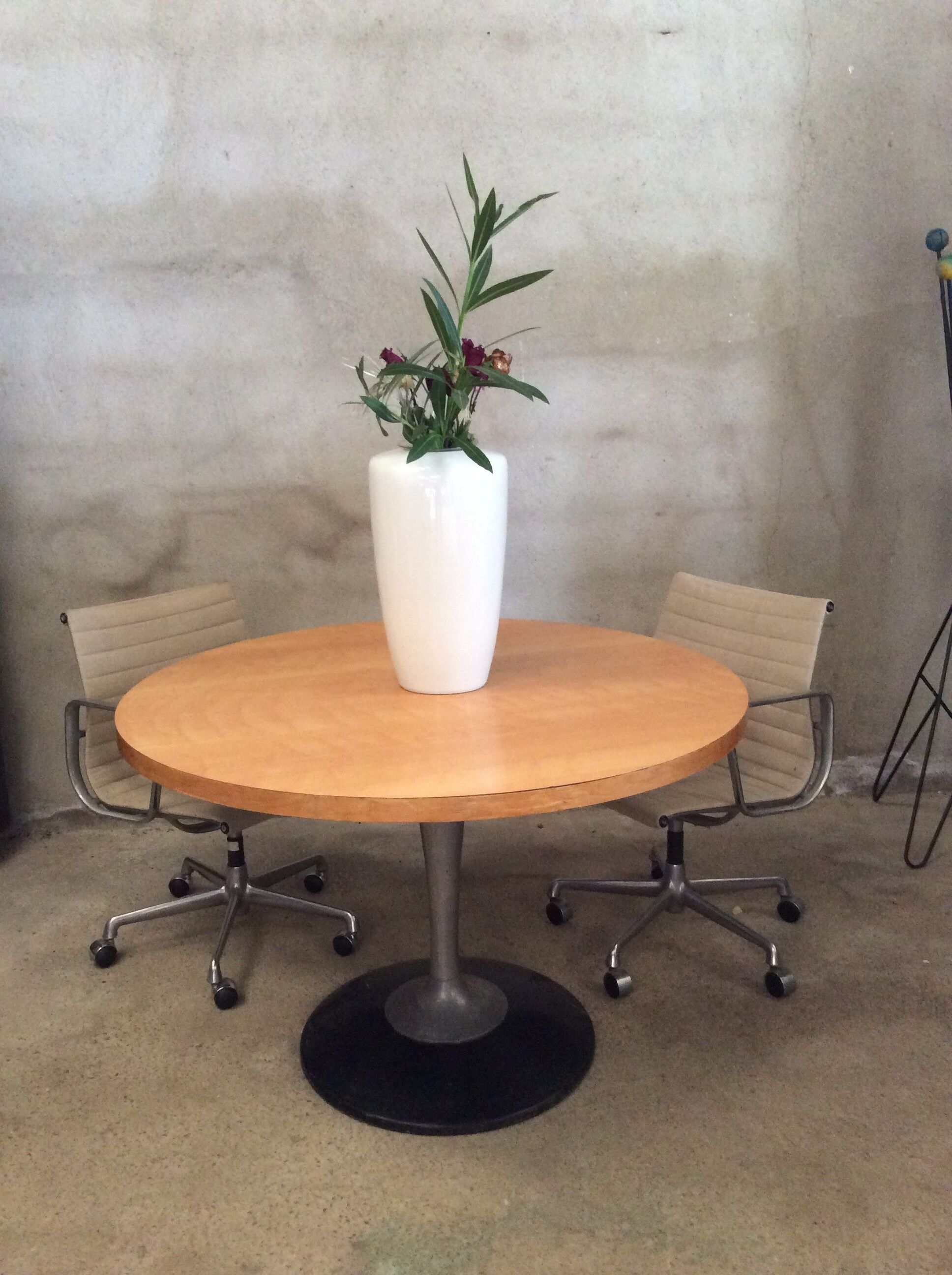Round dining table foot tulip metal 1970