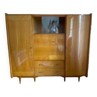 Armoire en bois clair