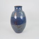 Grand vase en céramique émaillée bleu signé sous la base