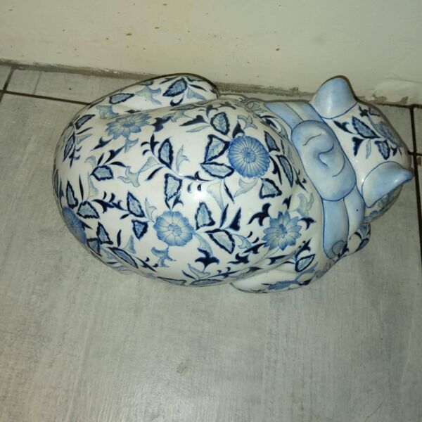 Chat couché vintage en porcelaine blanc et bleu