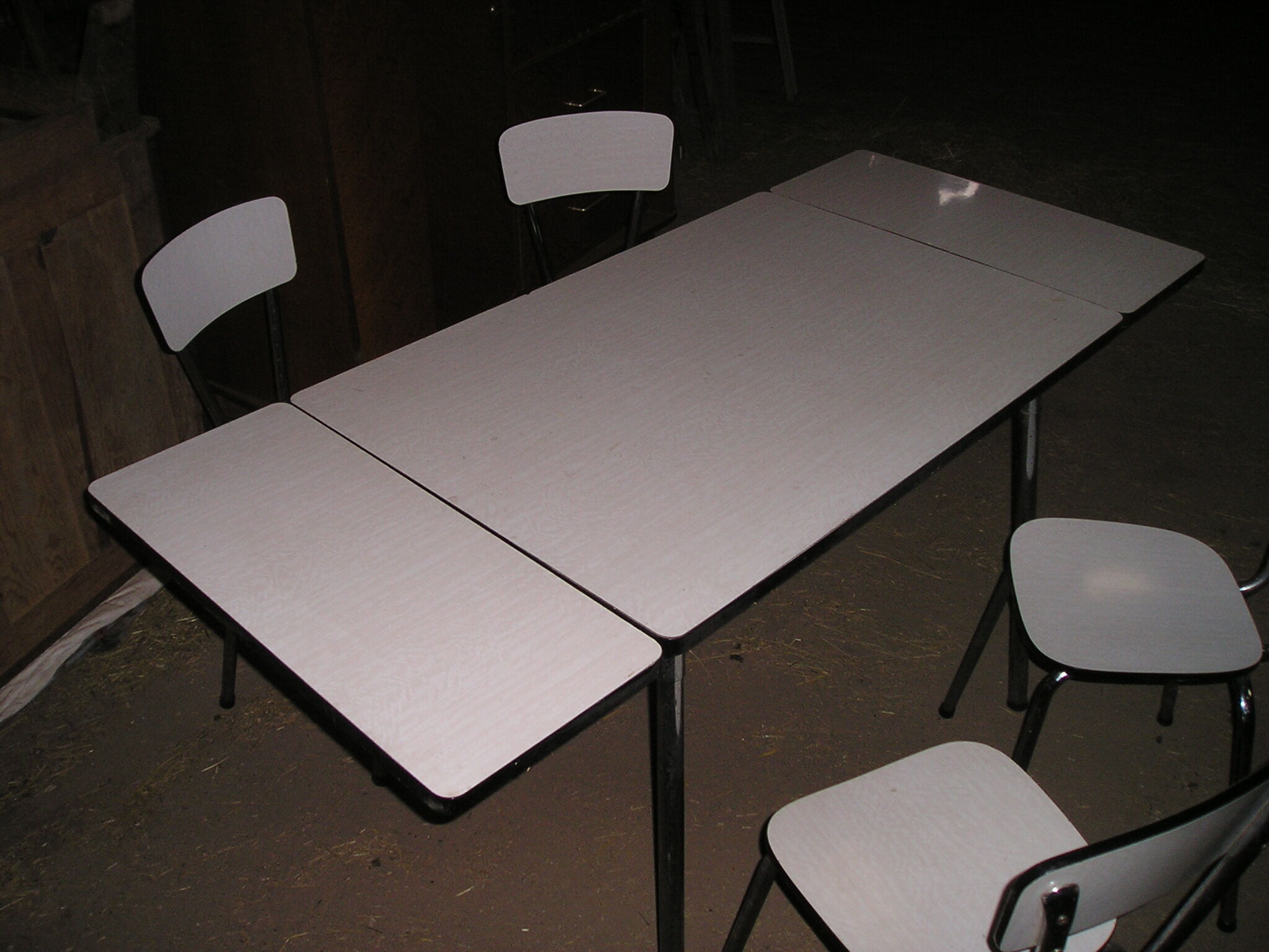 Table in formica and its 4 chairs