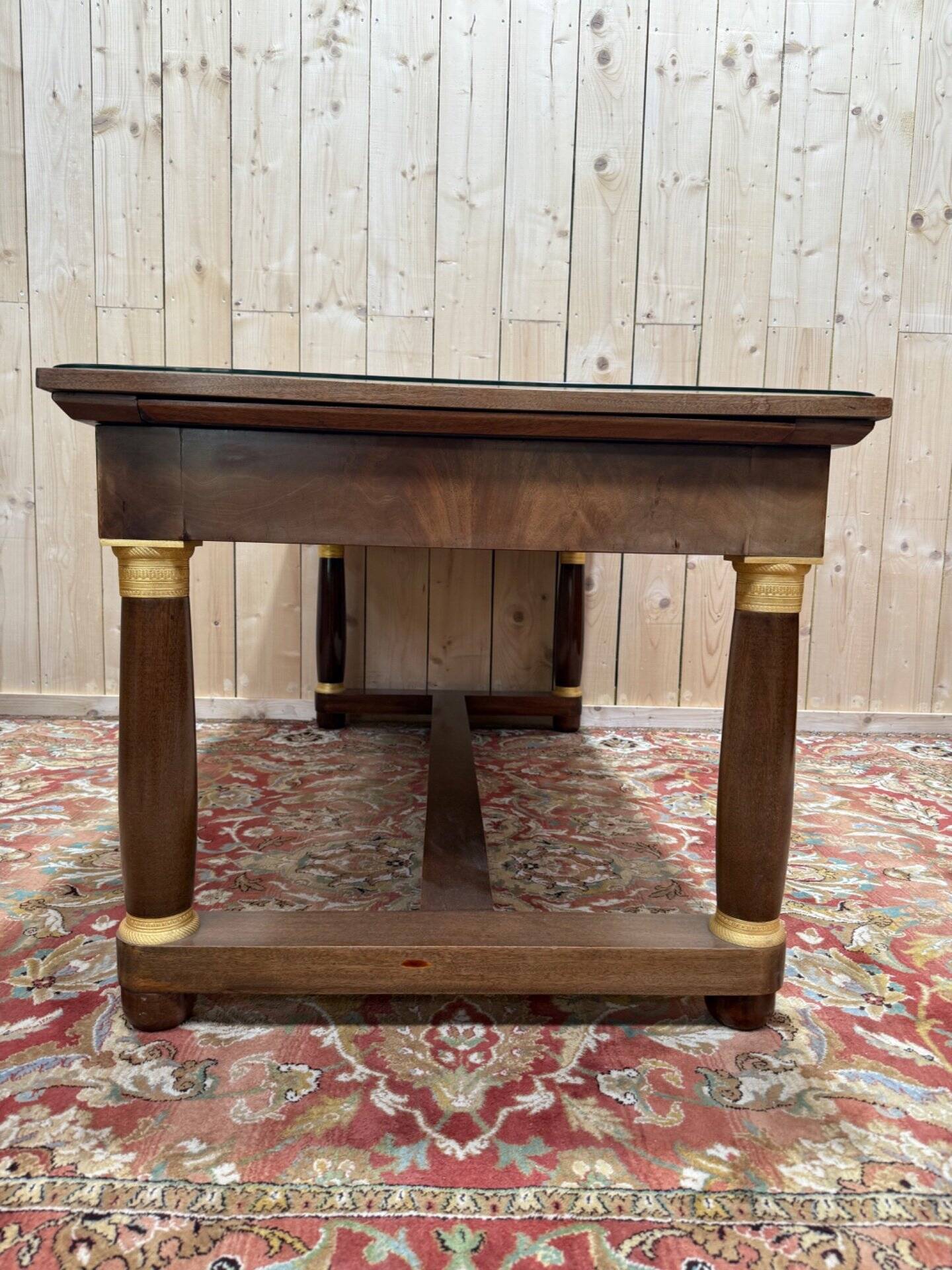 Bureau plat de style Empire en acajou et cuir vert