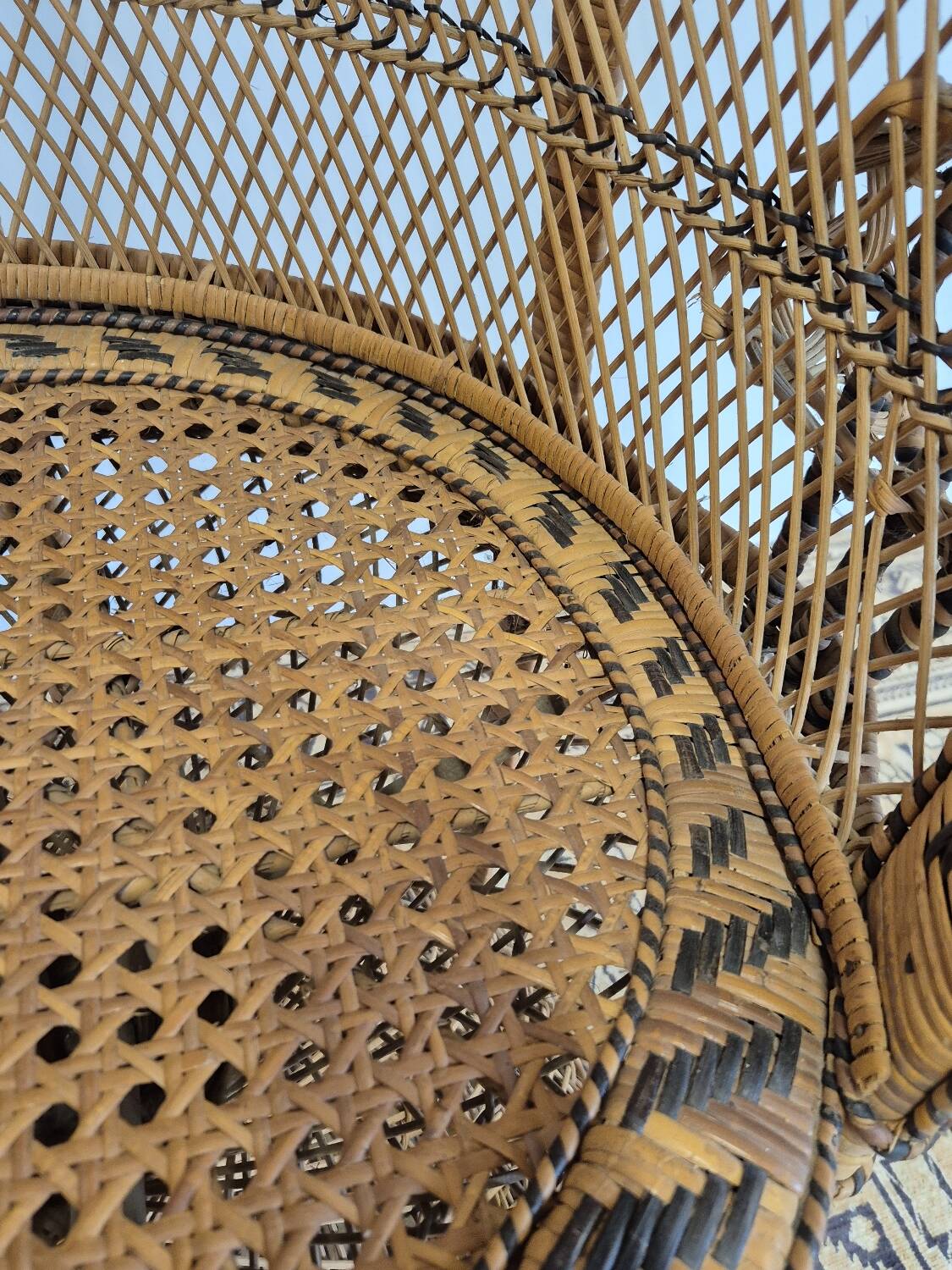 Fauteuil Emmanuelle "Peacock" vintage en rotin