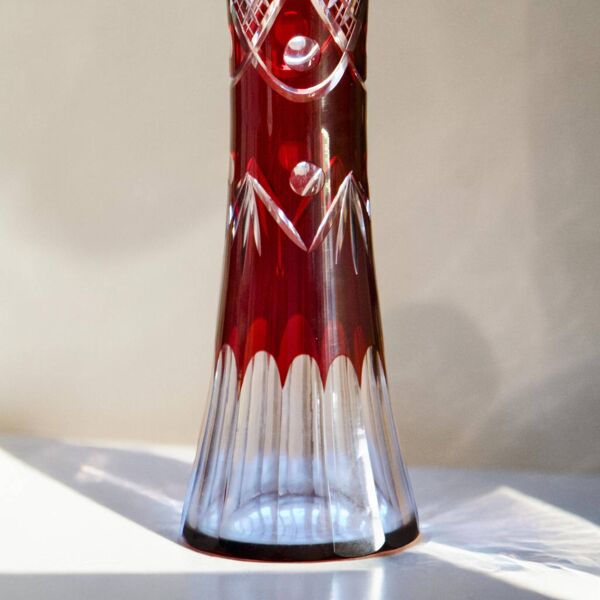 Vase ancien rubis en verre de Bohème taillé à la roue