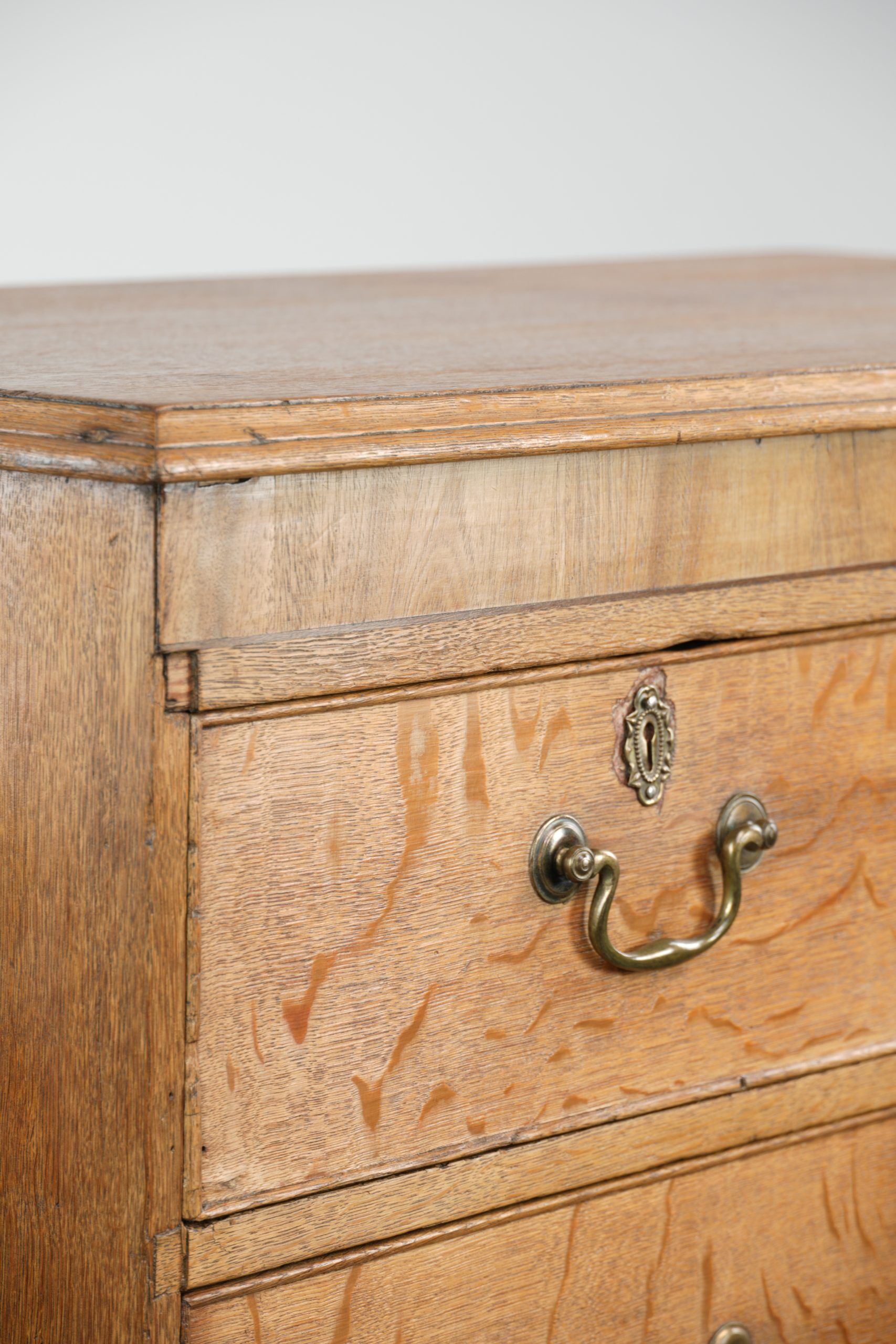 Large antique English blonde oak chest of drawers from the 18th century