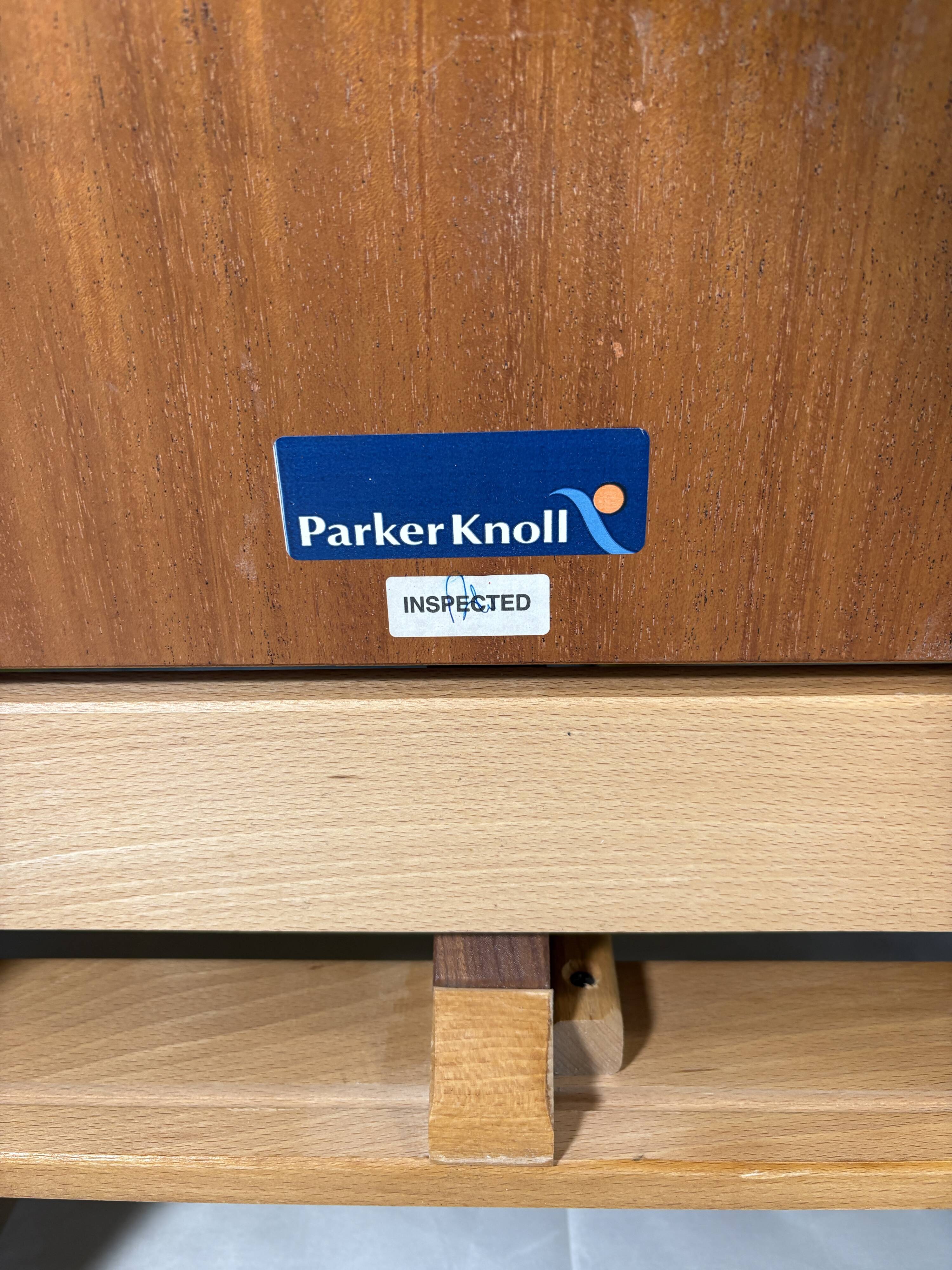 Mid-Century Retro Vintage Teak Extending Round Dining Table by Parker Knoll