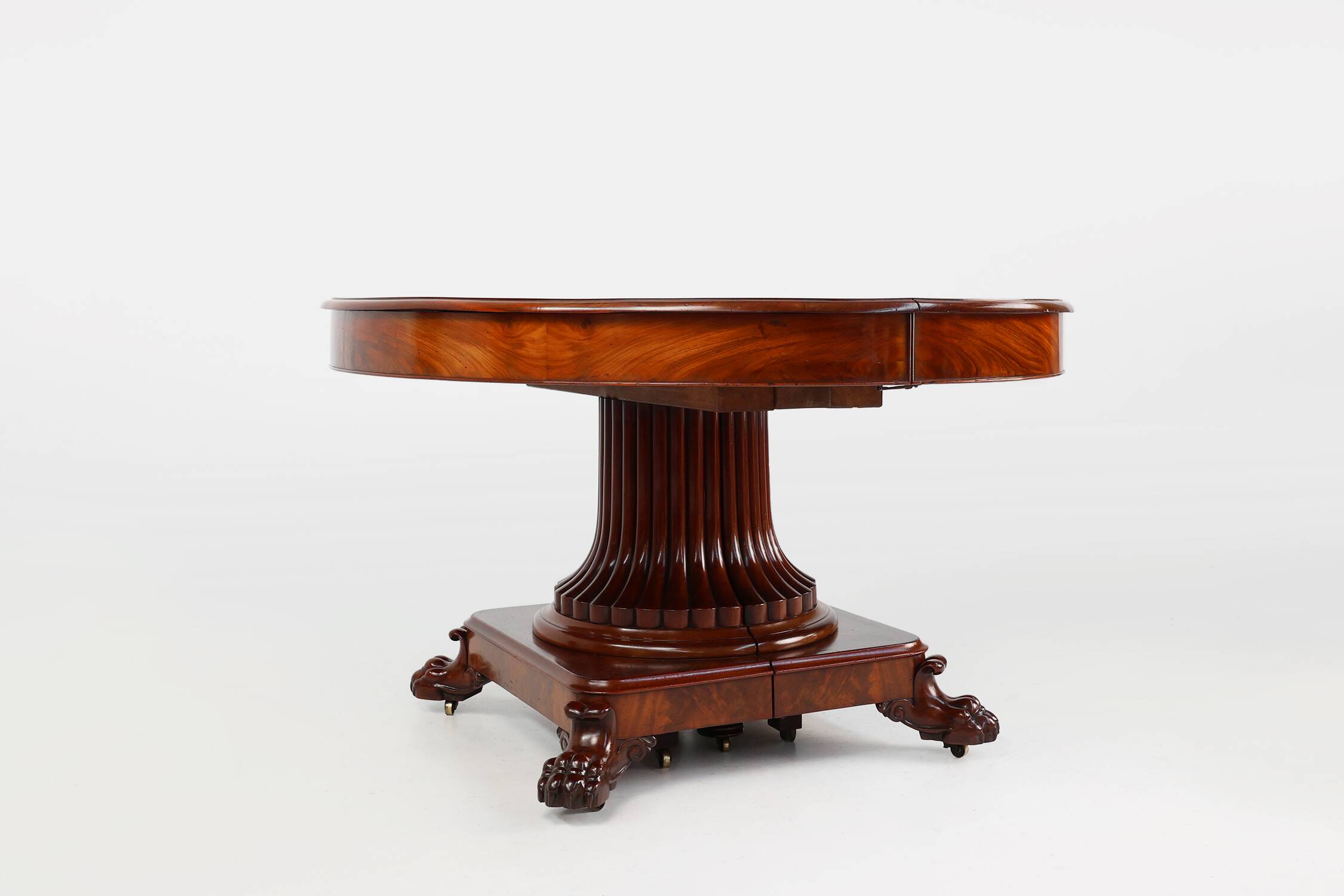 Extendable Antique English Dining Table in Victorian style, ca. 1830
