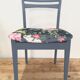 Chaise en bois bleue velours fleuri effets vintage