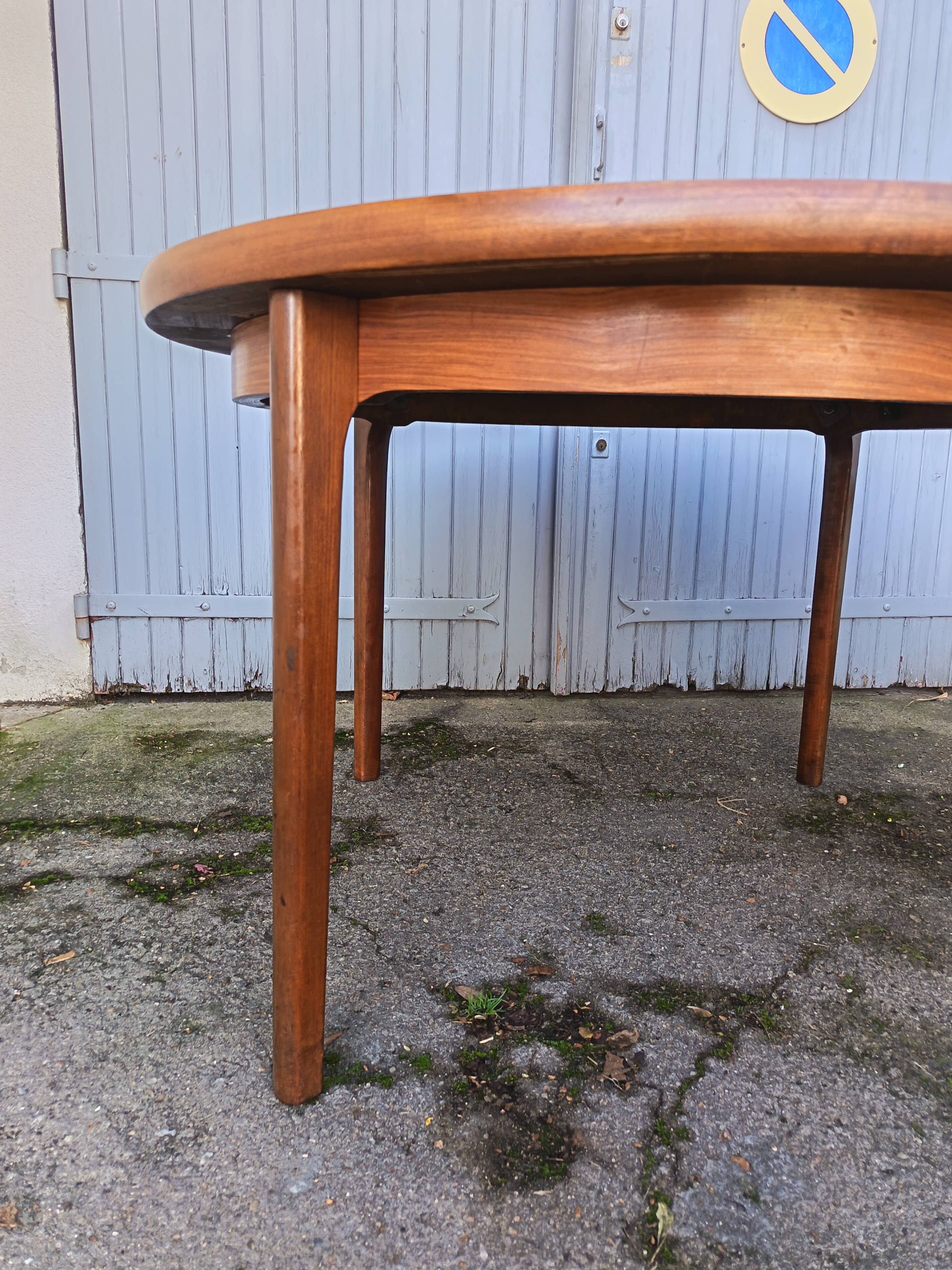 Henning Sorensen extendable dining table in rosewood from the 1960s.