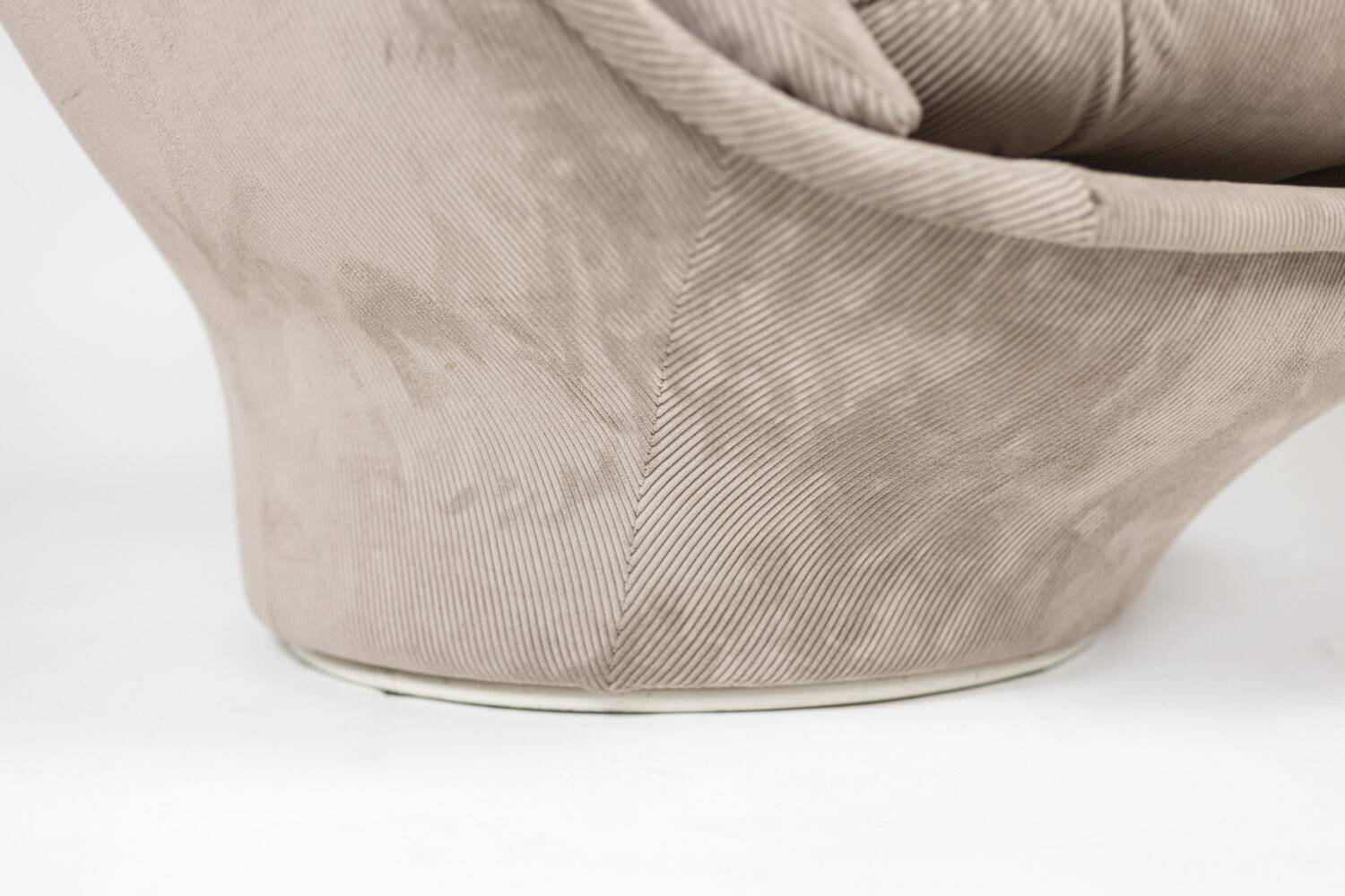 "Karaté" armchair in velvet by Michel Cadestin for Airborne, circa 1970.