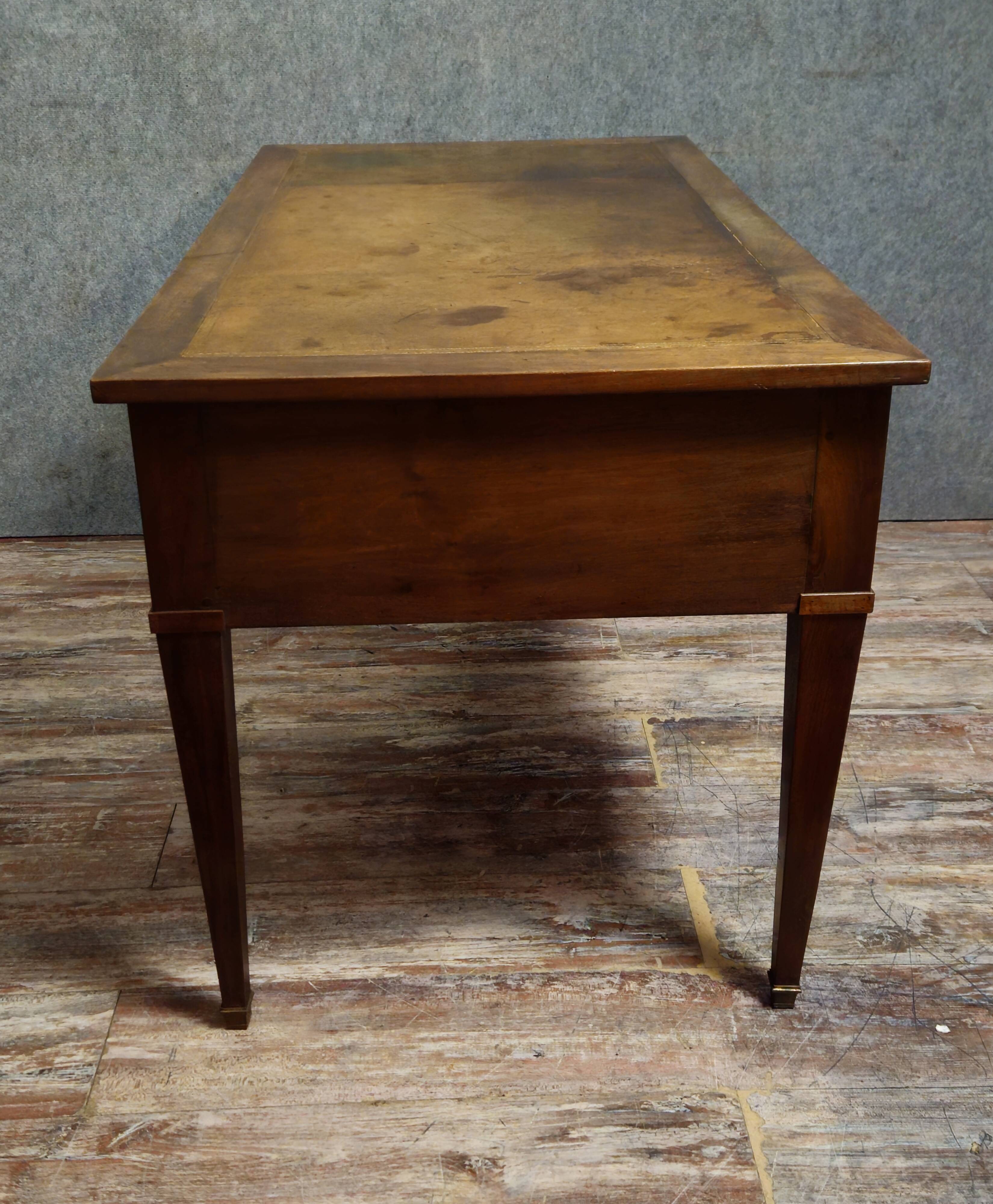 Flat desk from the Directoire period in walnut, 19th century work.