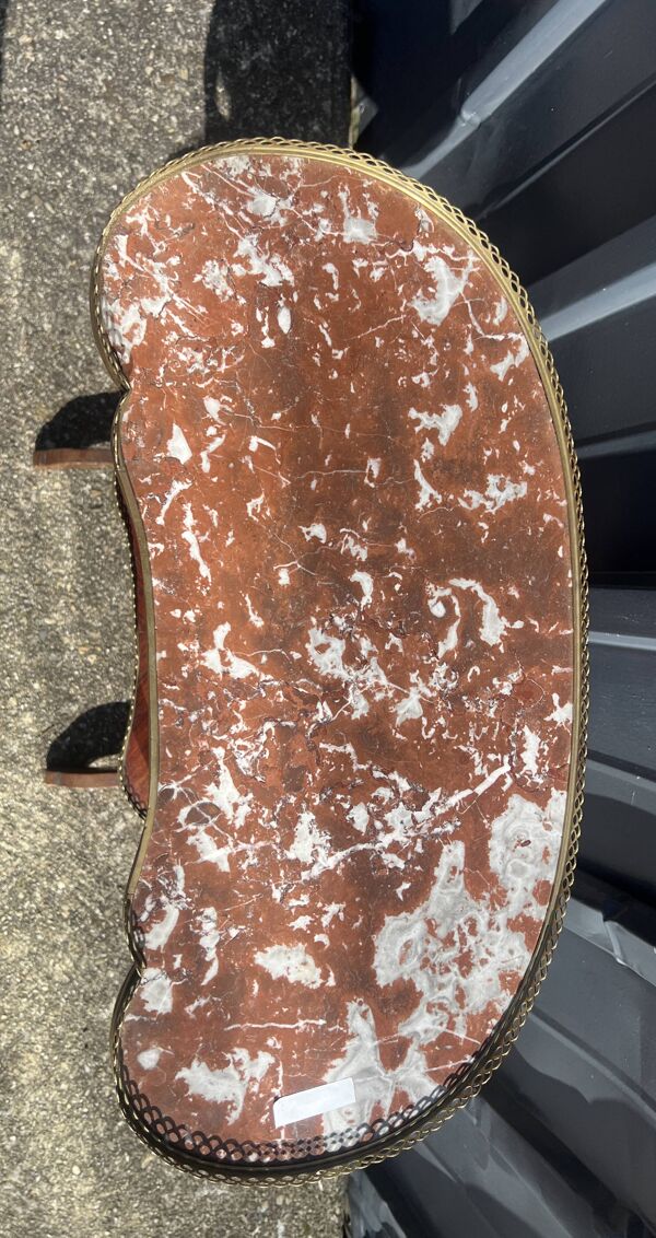 Table de salon, de forme rognon ,d'appoint , dessus marbre