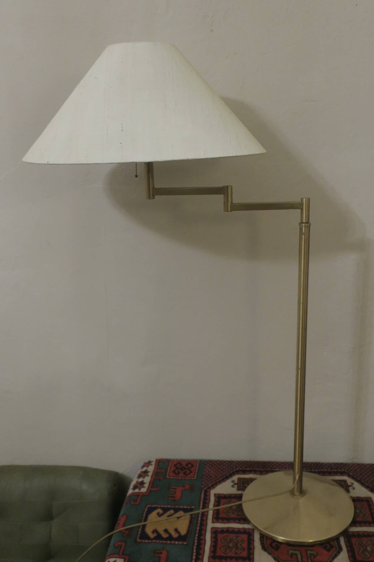 Lampadaire à bras pivotant multi-réglable en laiton Walter von Nessen, États-Unis, années 1960