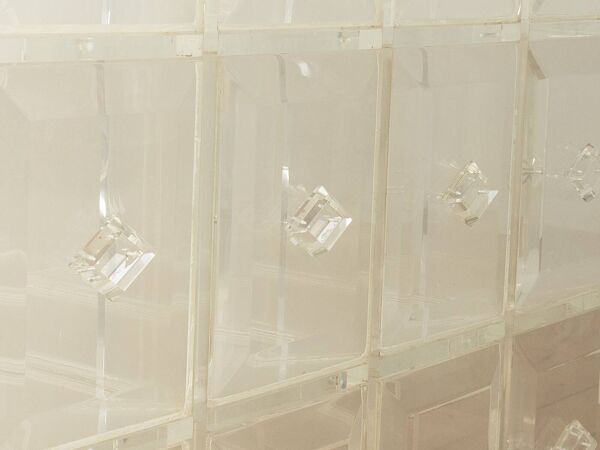 Commode en acrylique, pièce unique, années 1980