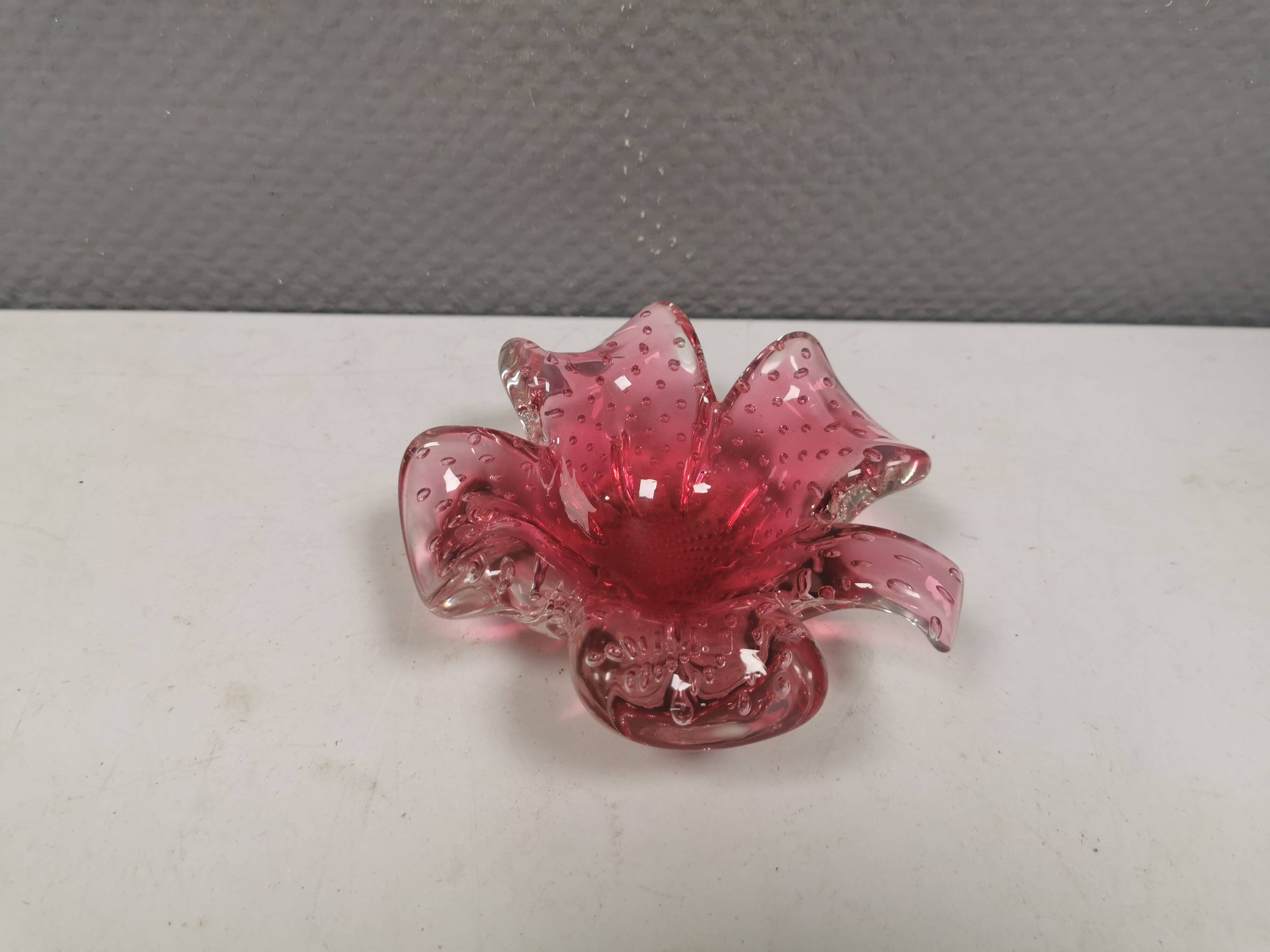Stylish Murano glass bowl/ashtray in pink, shaped like a four-leaf clover.