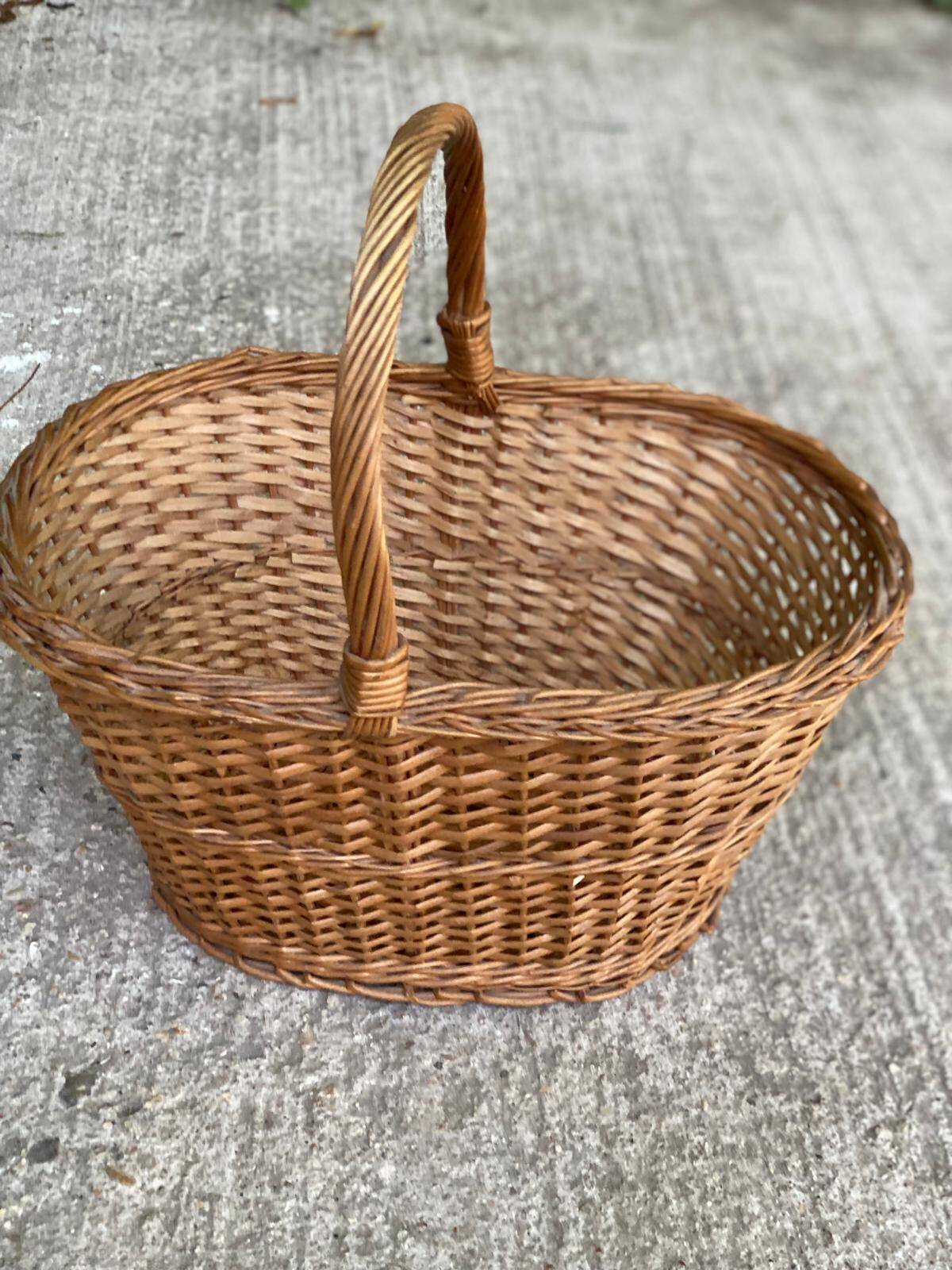 Round woven wicker basket with handle