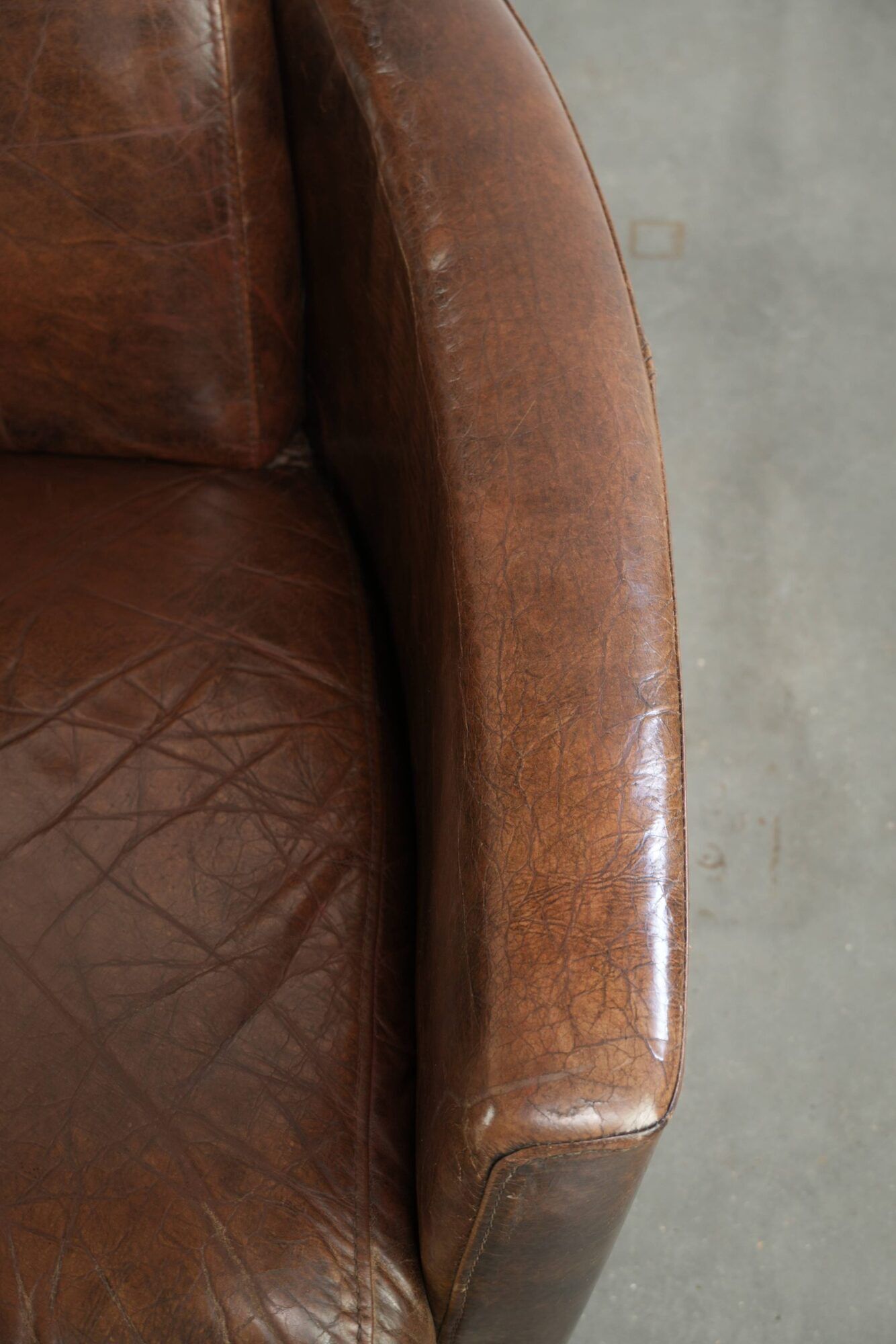 Cow leather armchair in Aviator design with patina and a warm appearance