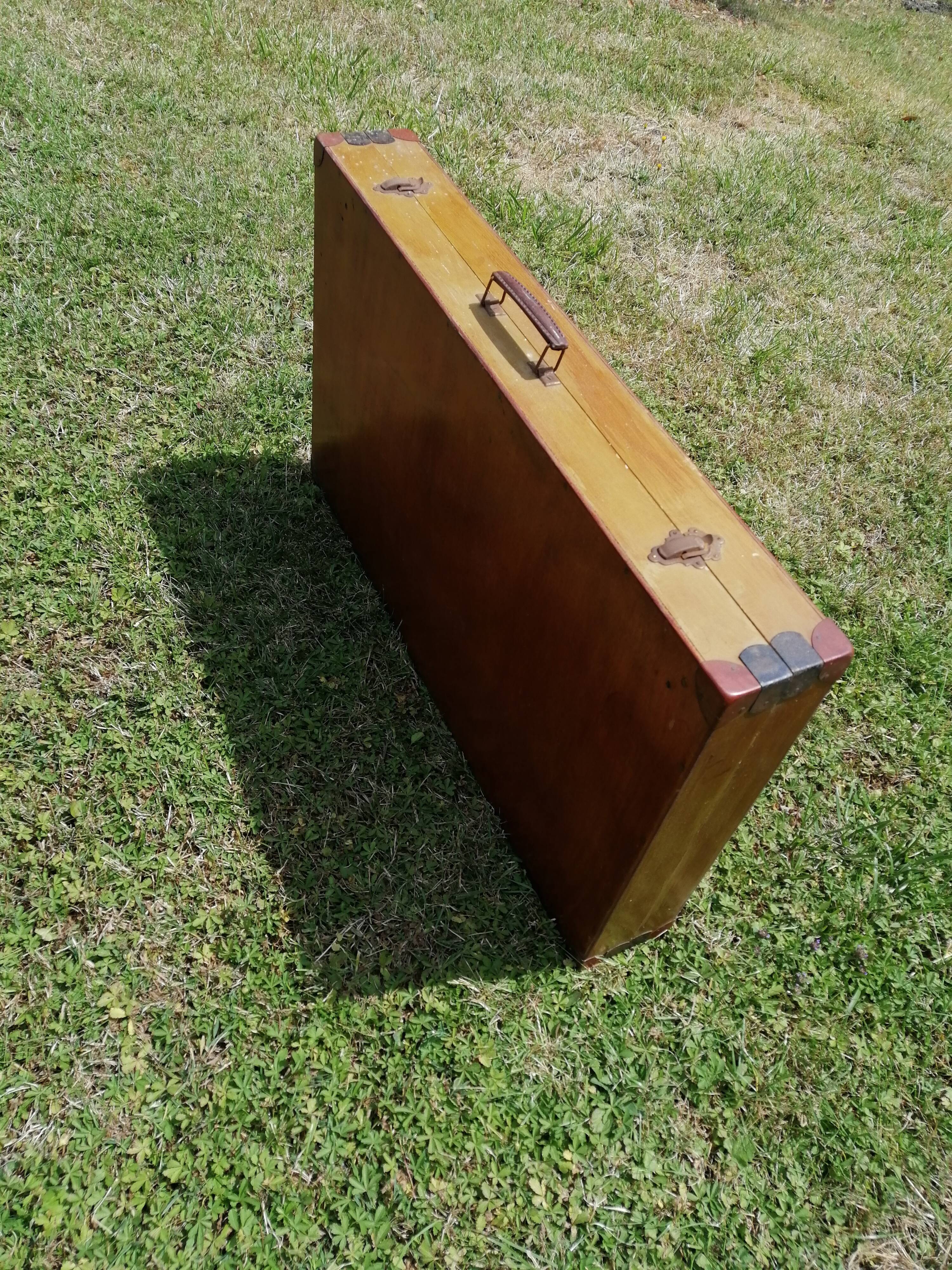 Table, valise en bois de pique nique et ses fauteuils
