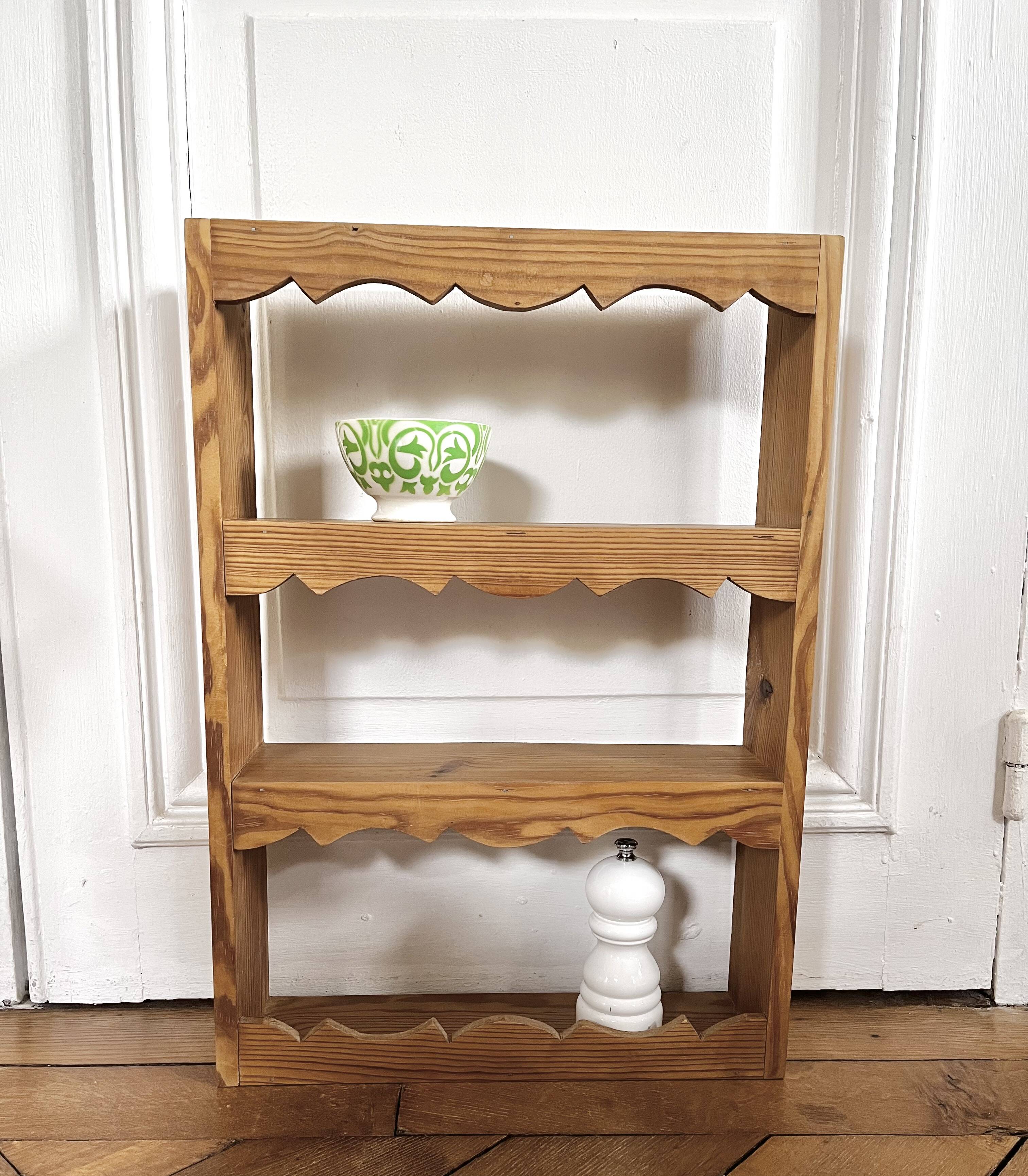 Etagère murale à frises festonnées