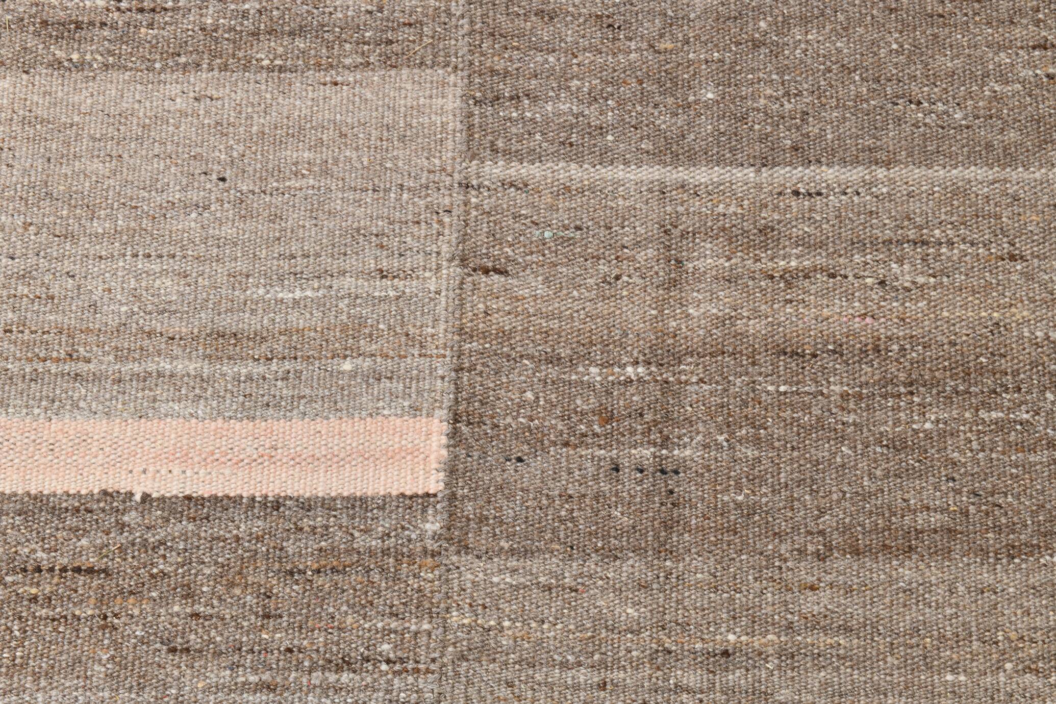 Tapis kilim vintage tons bruns et beige rosé, style minimal artisanal