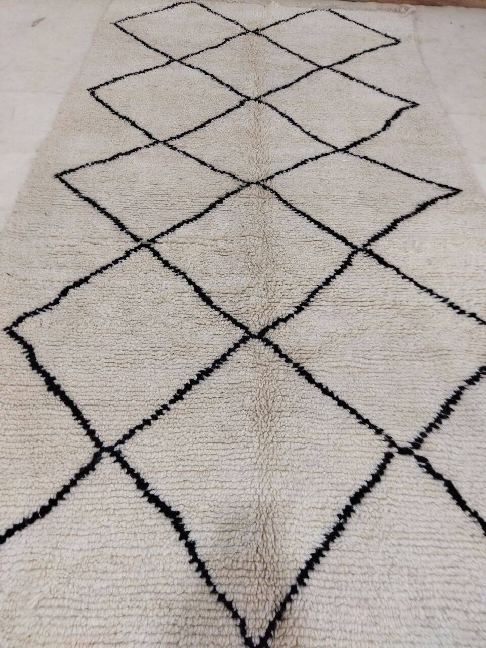Handmade moroccan berber rug 270 x 140 cm