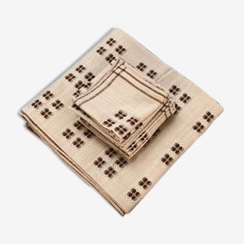 Tablecloth and its beige and brown towels 70s