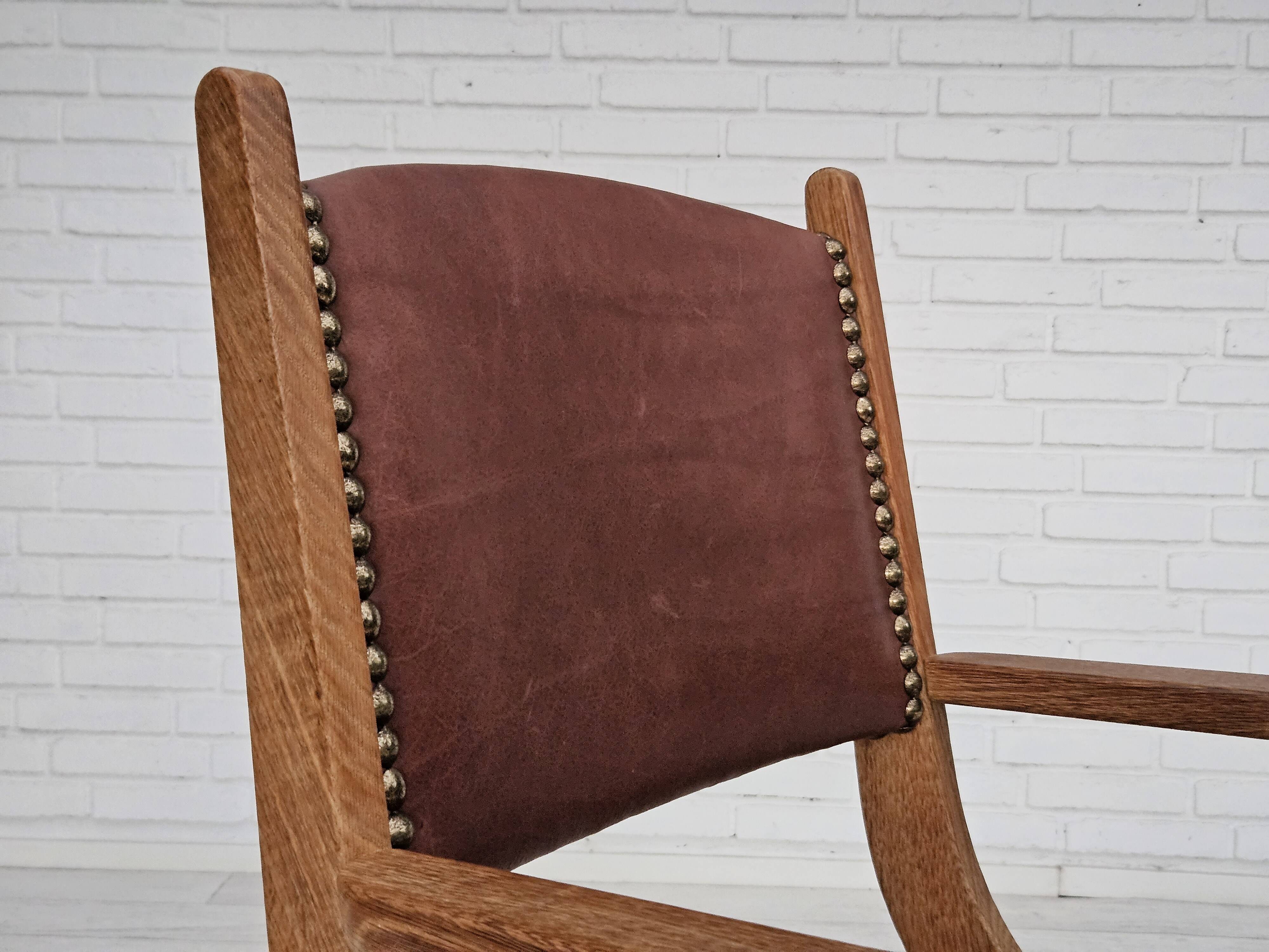 Années 1950, design danois, fauteuil retapissé, cuir marron naturel, bois de chêne.