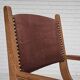 Années 1950, design danois, fauteuil retapissé, cuir marron naturel, bois de chêne.