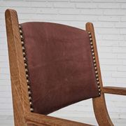 Années 1950, design danois, fauteuil retapissé, cuir marron naturel, bois de chêne.