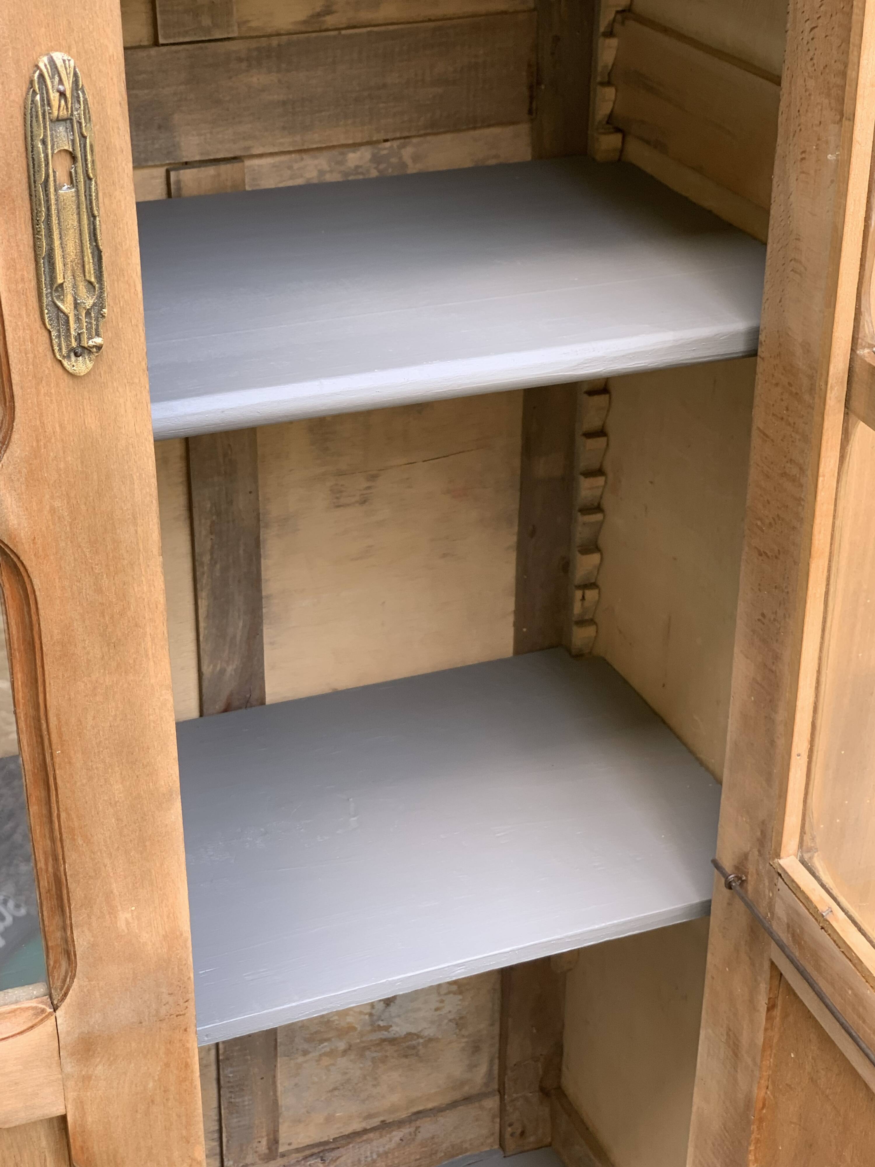 Armoire parisienne vitrée en bois brut, 1940