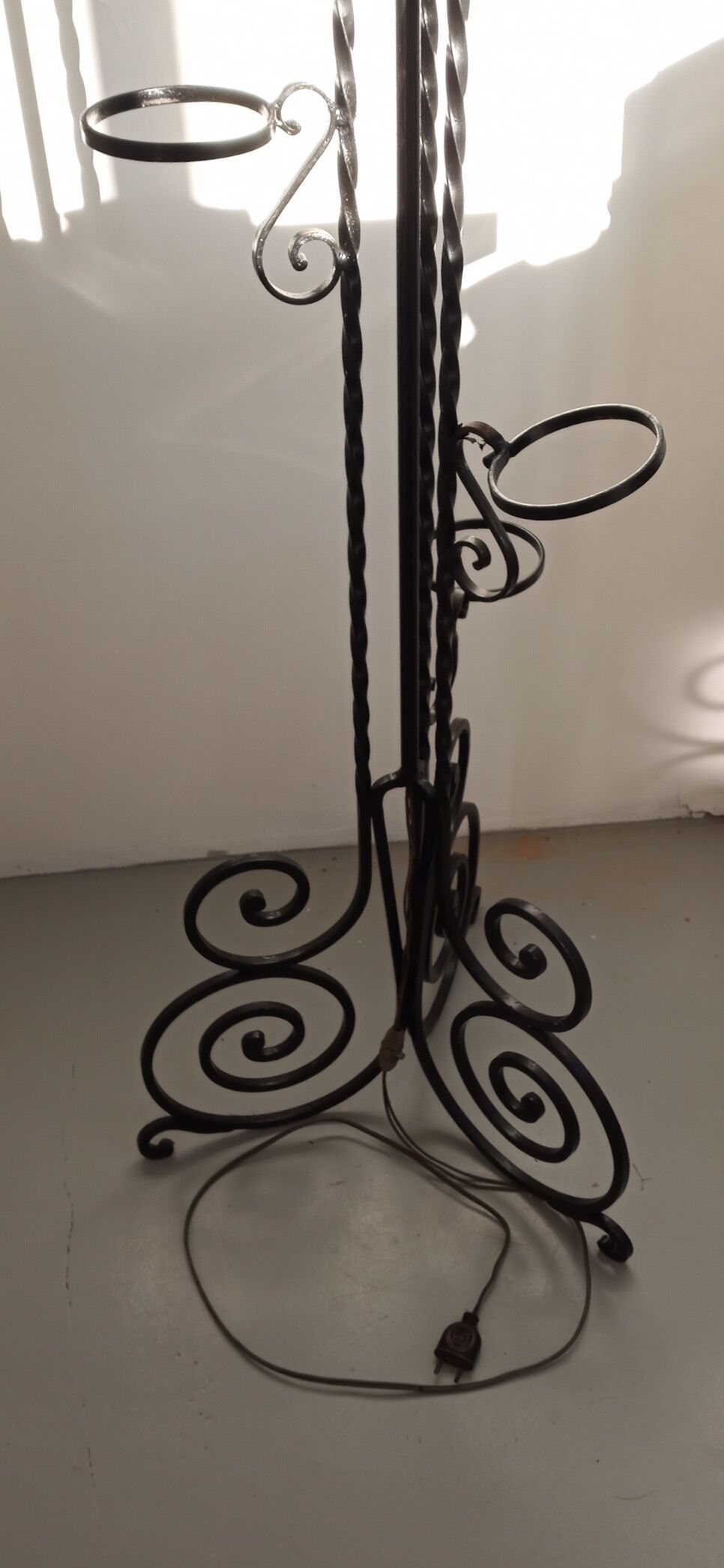 Twisted wrought iron floor lamp with plant holders from the 50s and 60s