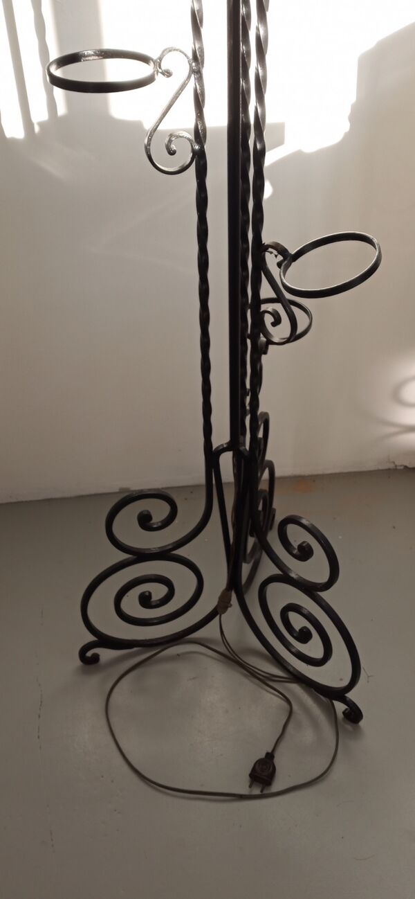 Lampadaire fer forgé torsadé avec porte-plantes des années 50-60