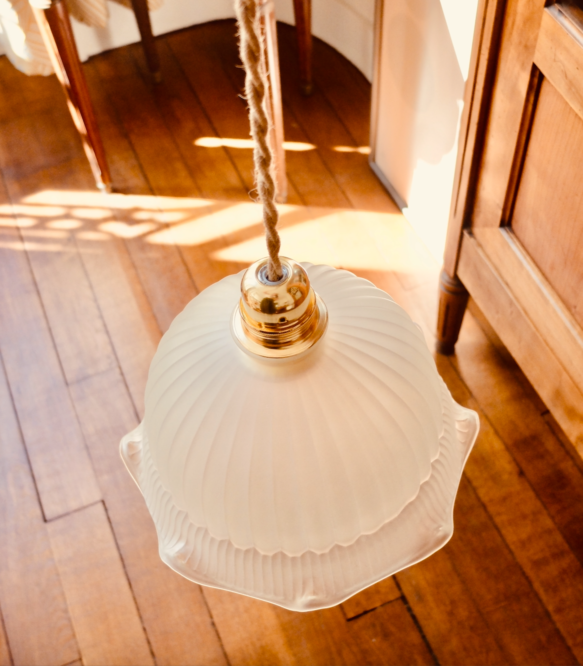 Opaline suspension