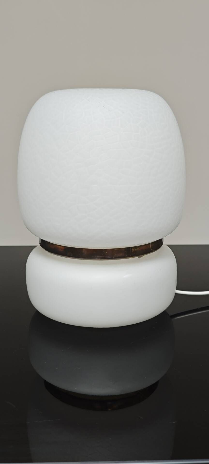 Lampe a poser tchèque en opaline blanche et laiton 1960