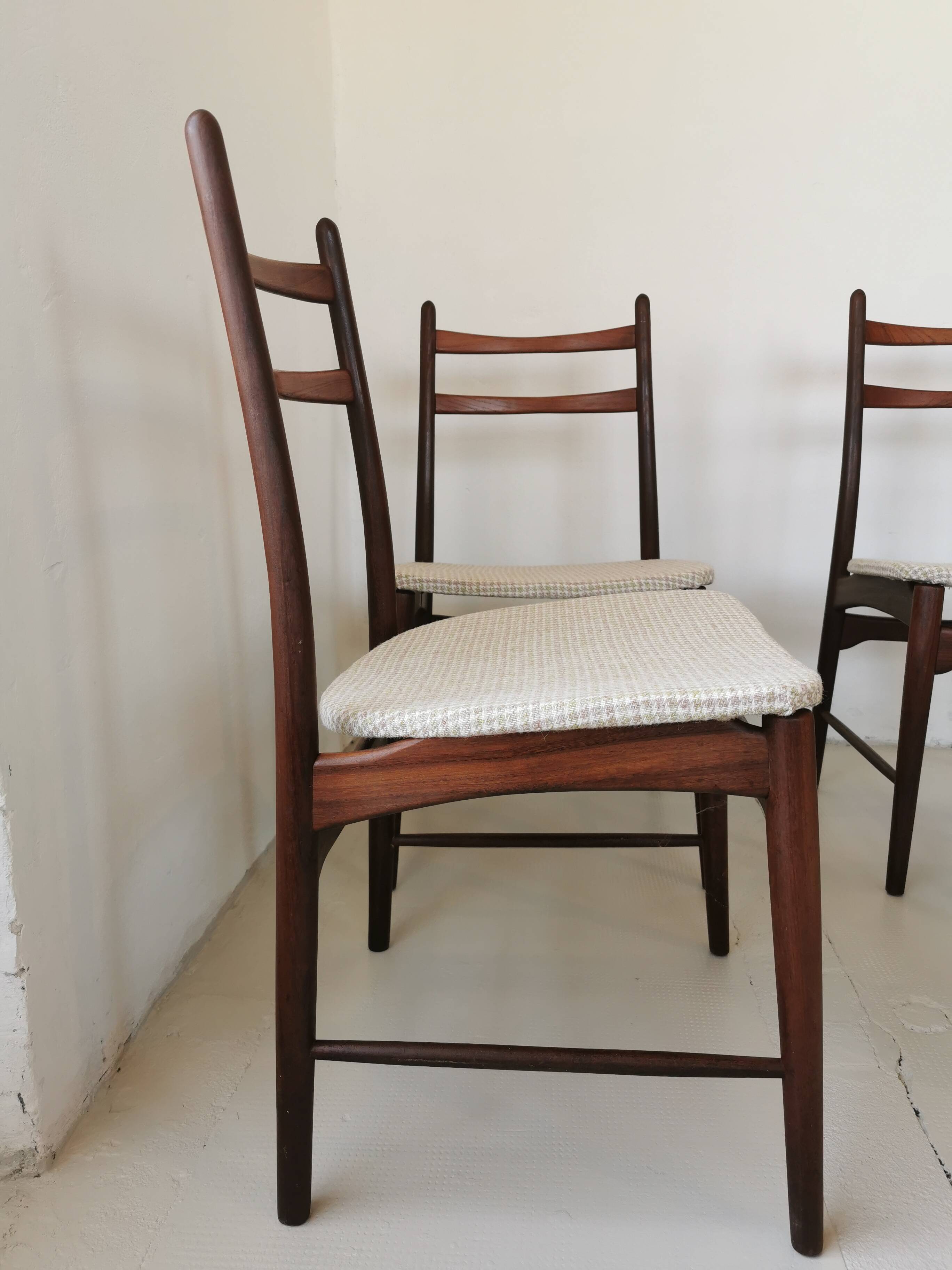 Set of 4 Scandinavian chairs no