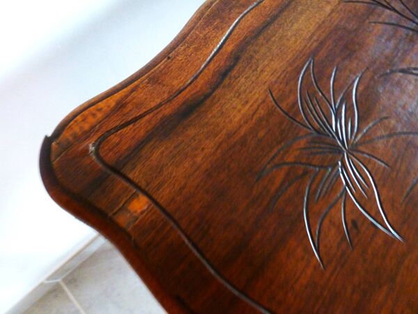 Meuble coiffeuse en bois vintage des années 1920 avec miroir et rangement.