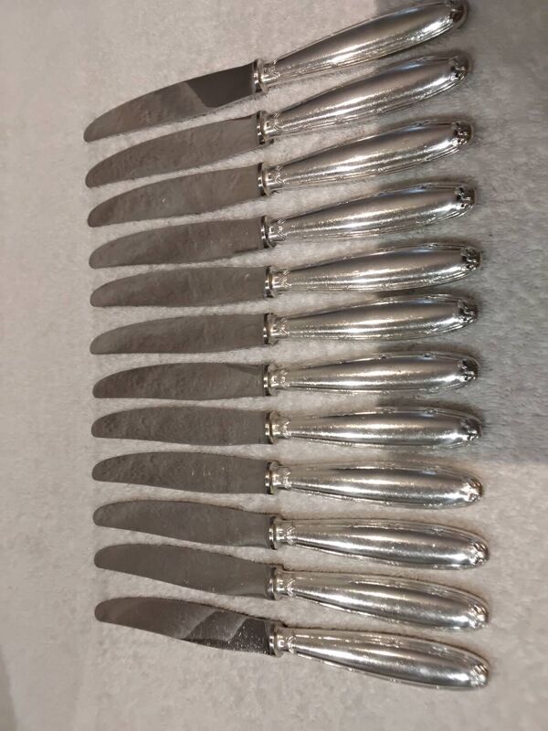 12 couteaux de table métal argenté fusele orfèvre Christofle rubans