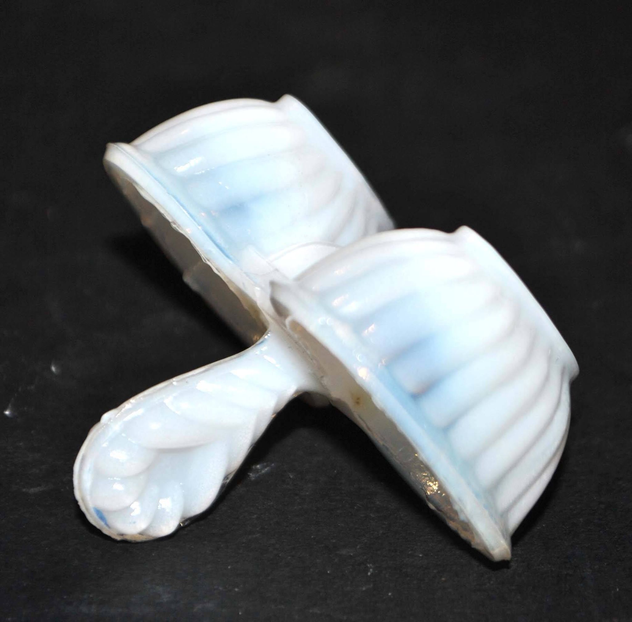 Miniature opaline salt shaker by portieux vallerystahl 1900-1920 toy 6.5cm