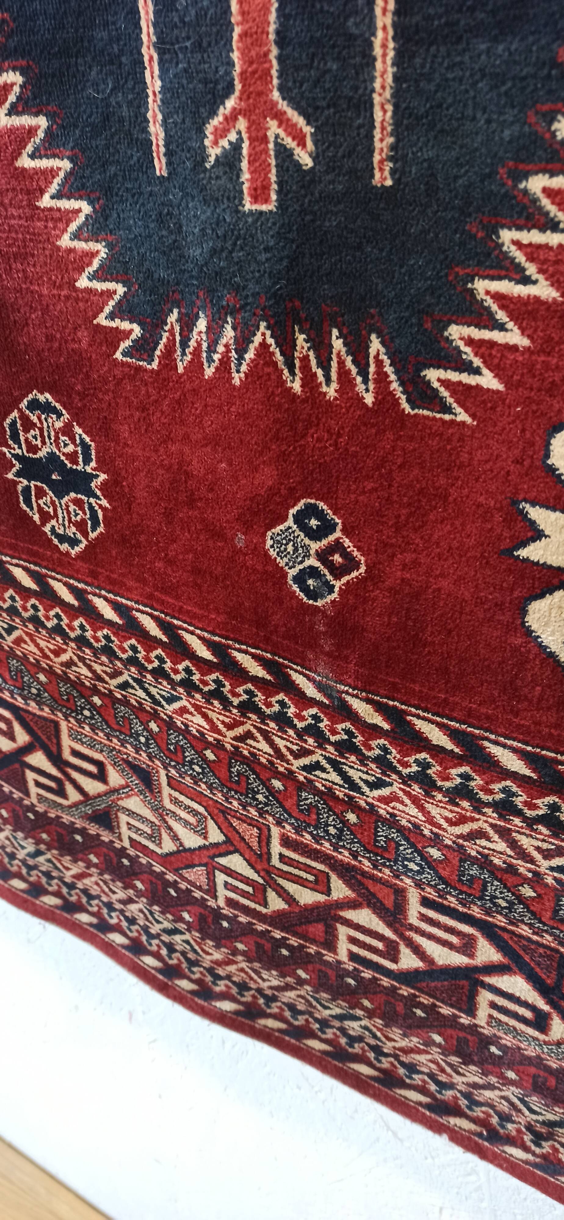 Tapis mural aux motifs orientaux.