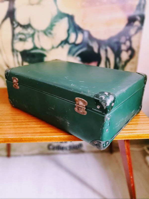 Green suitcase in vulcanized fibre