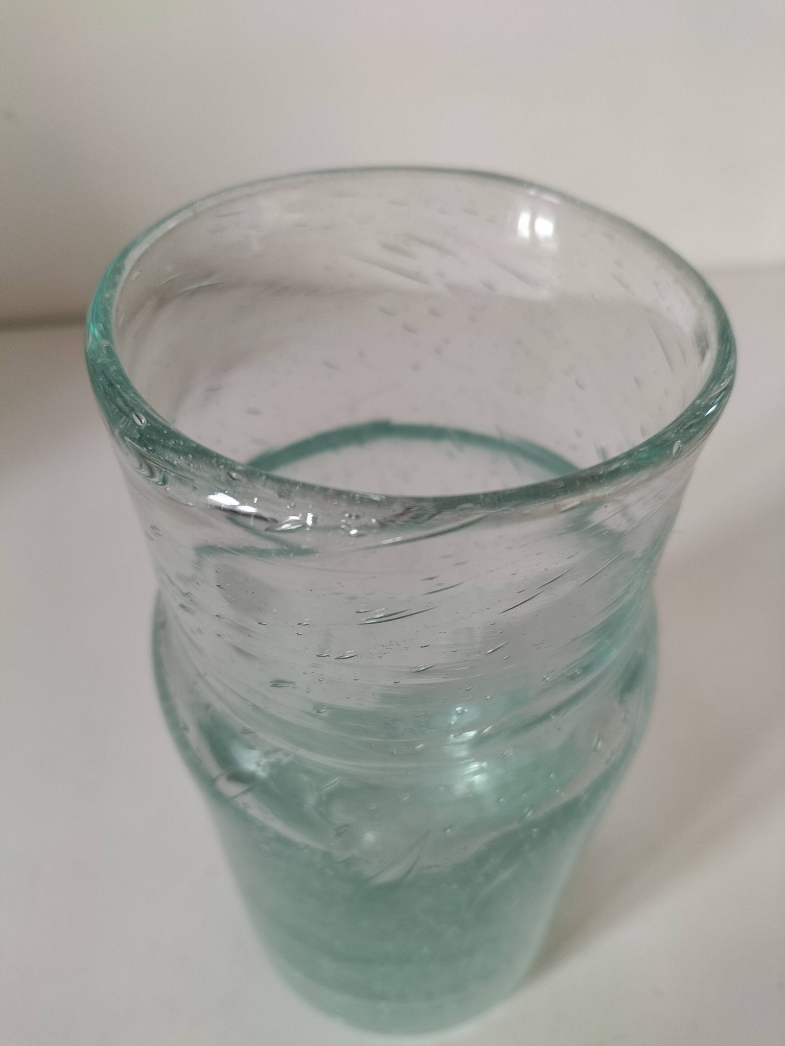 Vase vintage en verre bullé vert très pâle, souffle artisanal